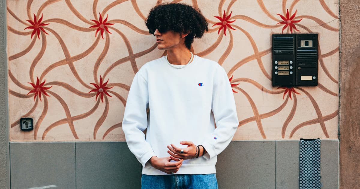 無地スウェットを着た男性の立ち姿コーデのアイキャッチ画像